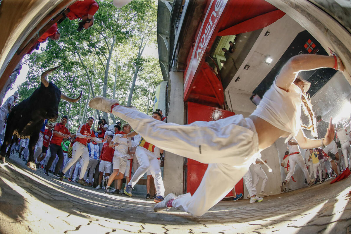 Segundo encierro de San Fermín con la ganadería Cebada Gago  / EFE