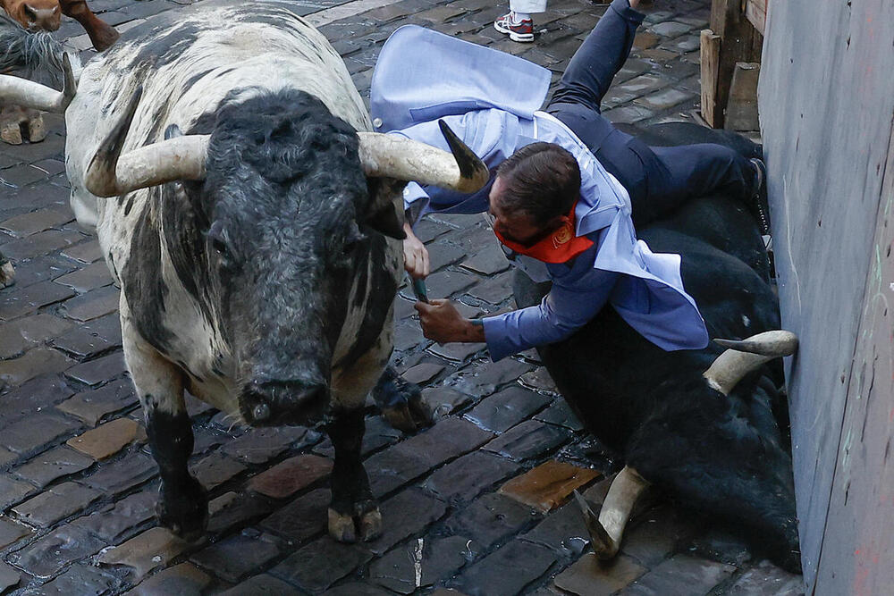 Un mozo y un toro caen durante el segundo encierro de los Sanfermines 