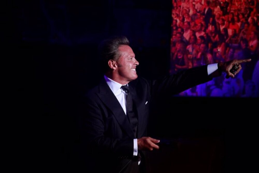 Luis Miguel durante un concierto