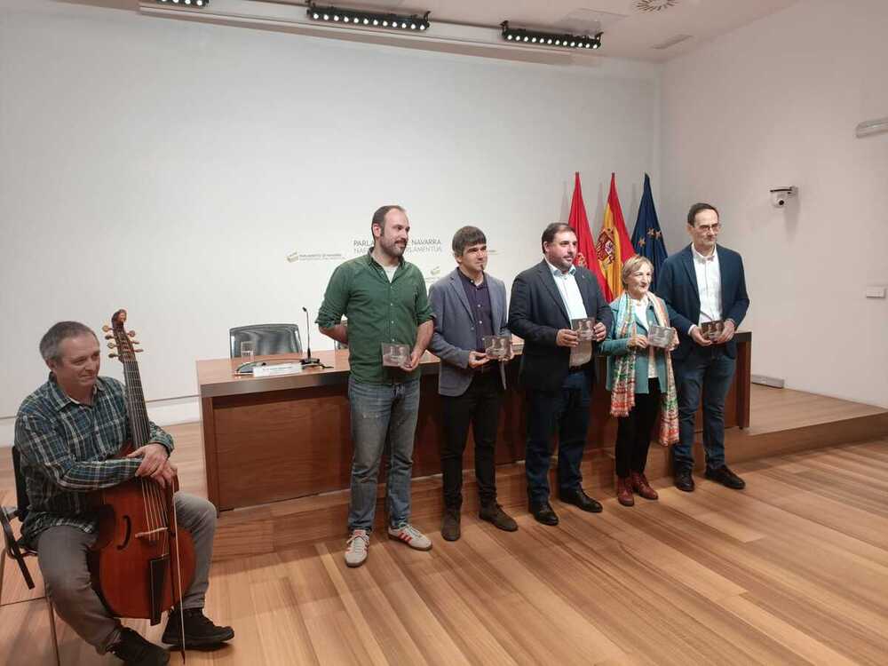 Imagen de la presentación del concierto por el programa del Día de Navarra