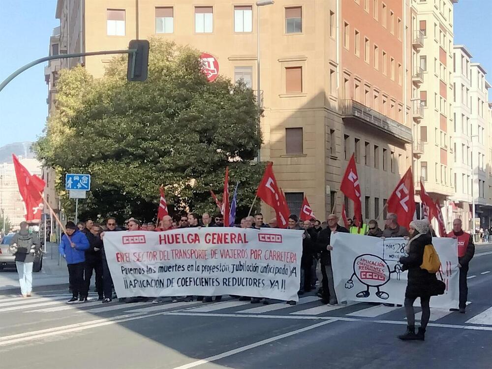 Manifestantes del transporte exigen la jubilación anticipada