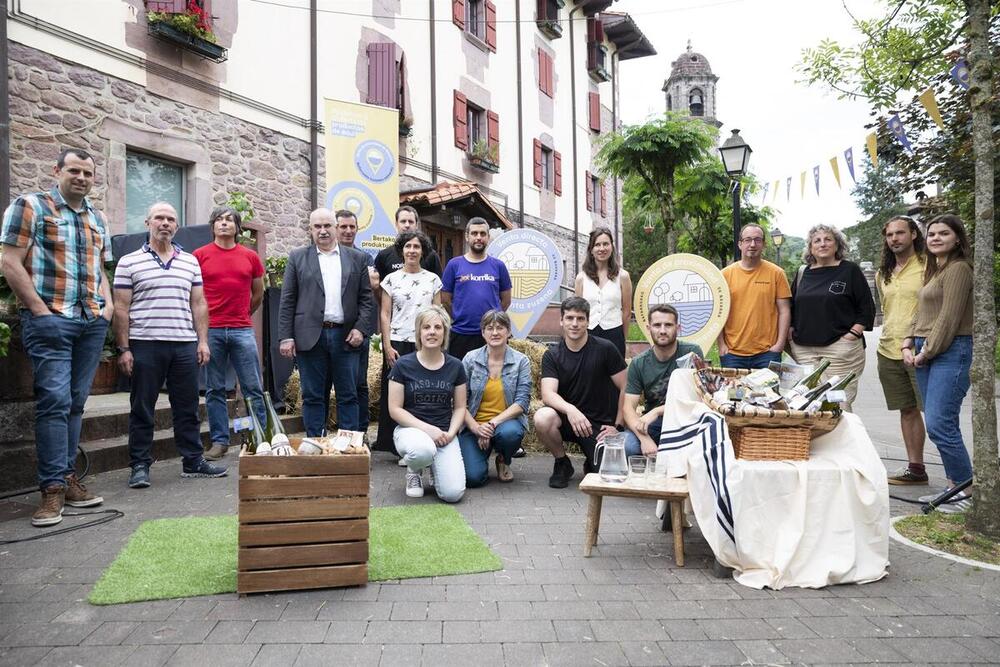 El consejero Aierdi junto al director general Rubén Goñi, la gerente de INTIA, Natalia Bellostas, y productores y productoras en la presentación de los sellos 