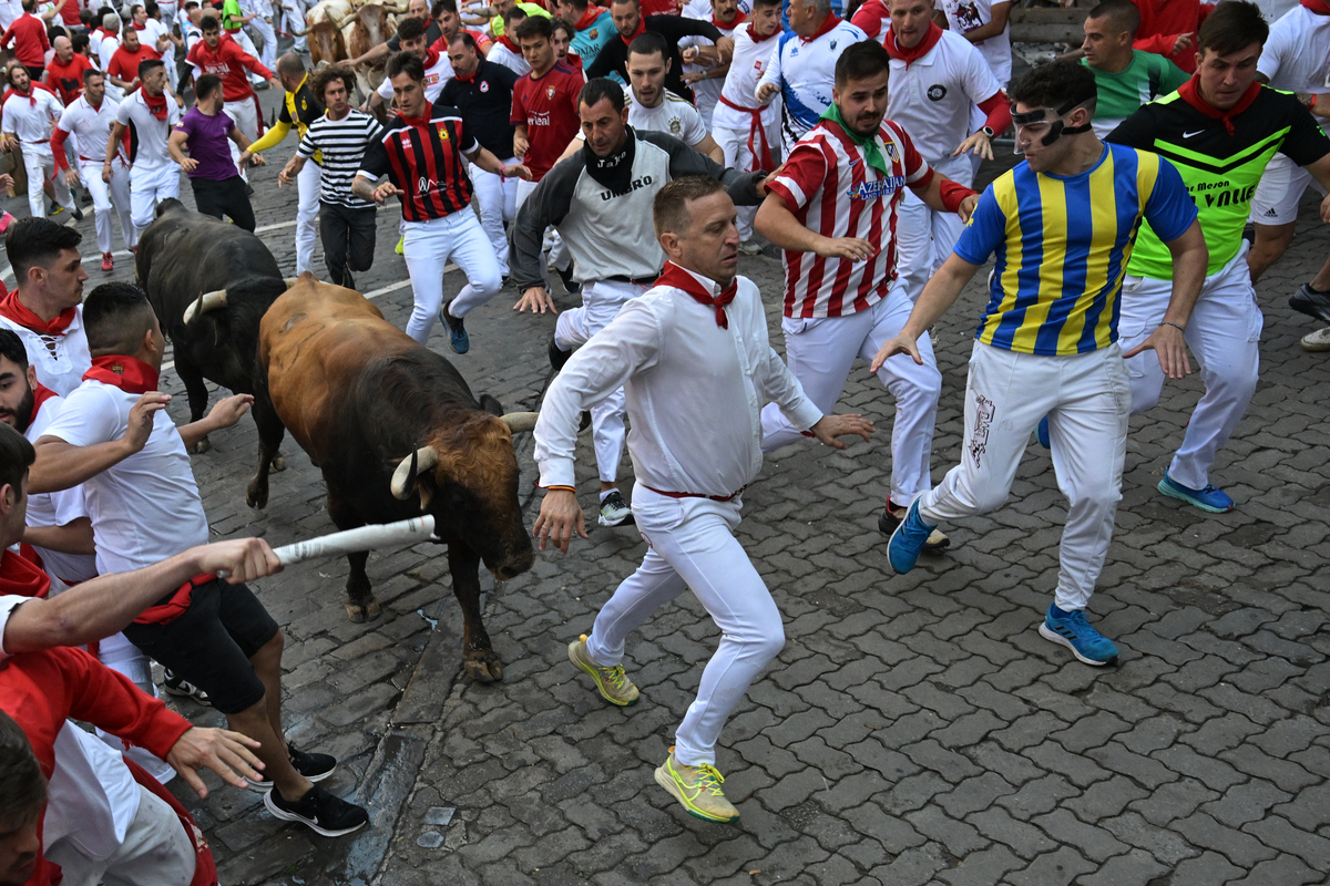 Los toros Cebada Gago protagonizan un encierro rápido y peligroso  / EFE/DANIEL FERNÁNDEZ