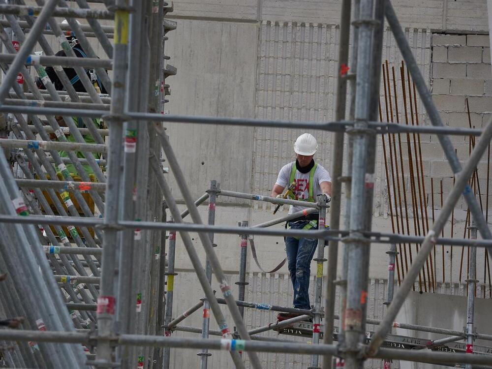 Un trabajador en la obra