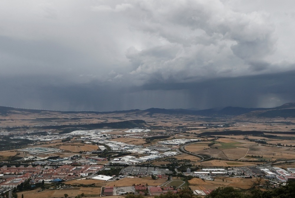 Una intensa granizada sorprende a los vecinos de Pamplona