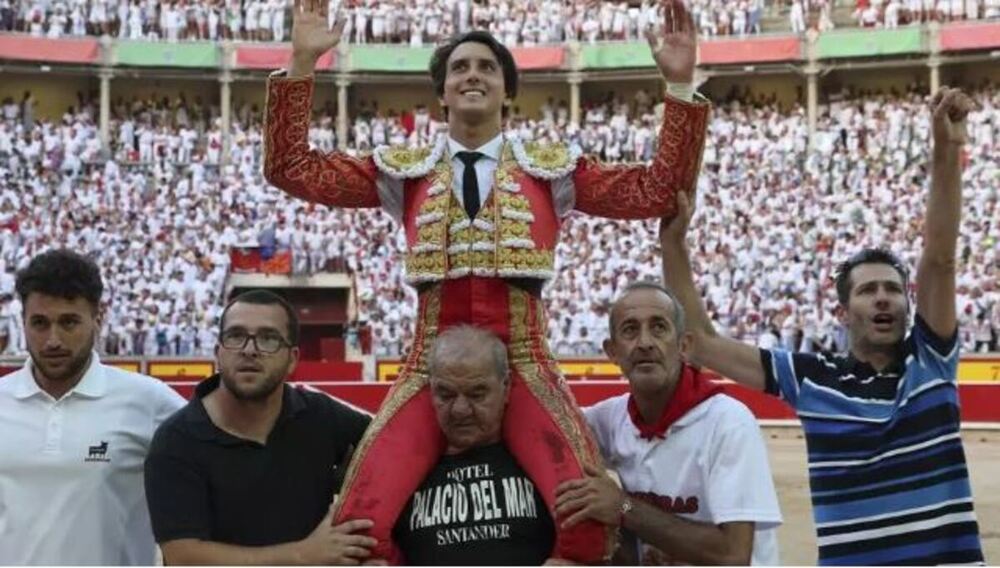 Imagen de Roca Rey saliendo a hombros de la Monumental