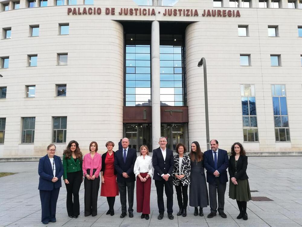 Félix Taberna, Amparo López y Joaquín Galve en la entrada del Palacio de Justicia tras visitar el nuevo juzgado de violencia sobre la mujer de Pamplona