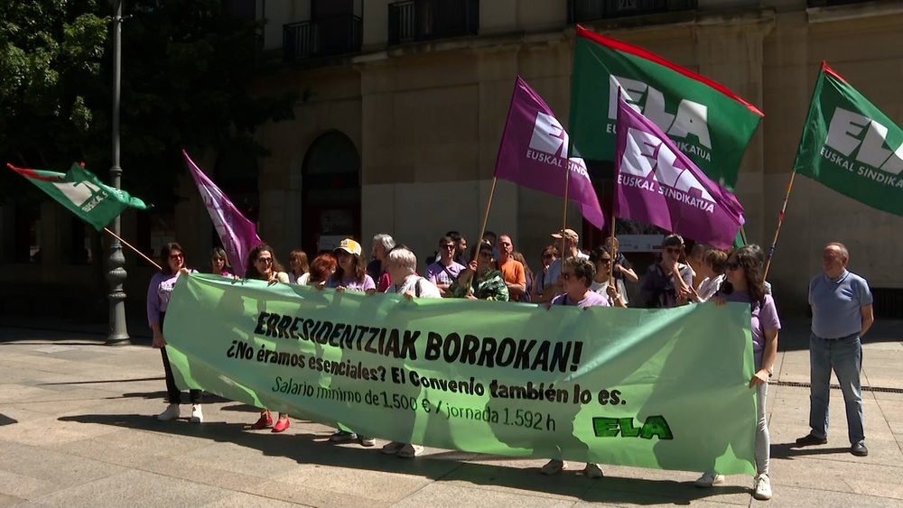 Imagen de la concentración de ELA frente al Palacio de Navarra