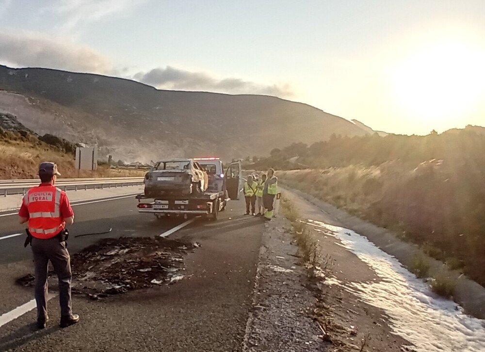 Extinguido el incendio de un turismo en la A-21, en Liédena