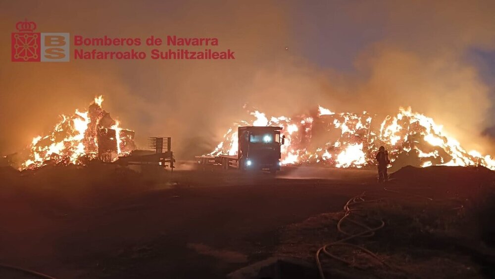 Los bomberos controlan un incendio en una pajera en Los Arcos