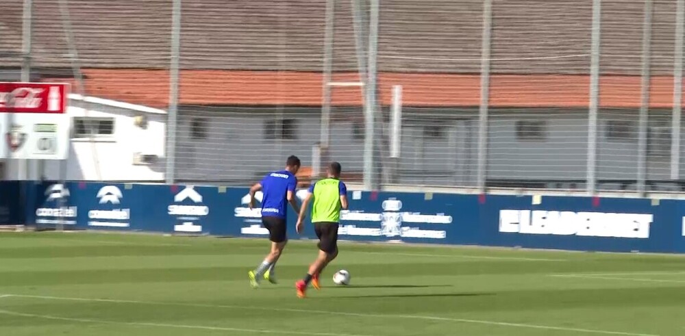 El jugador rojillo en entrenando