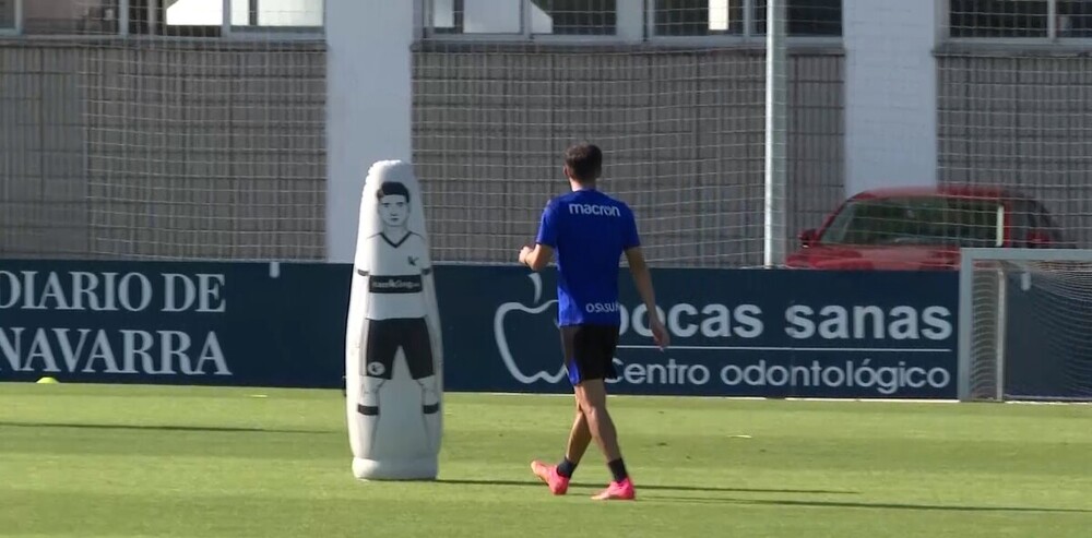 El jugador rojillo en entrenando