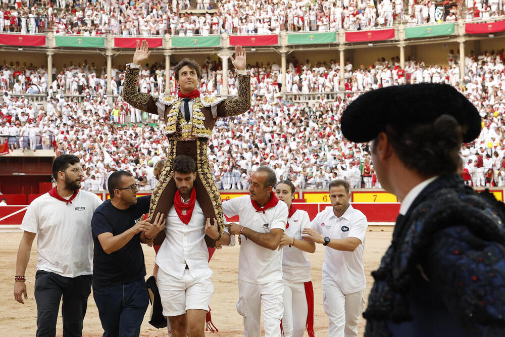 Roca Rey vuelve a abrir la puerta grande de San Fermín