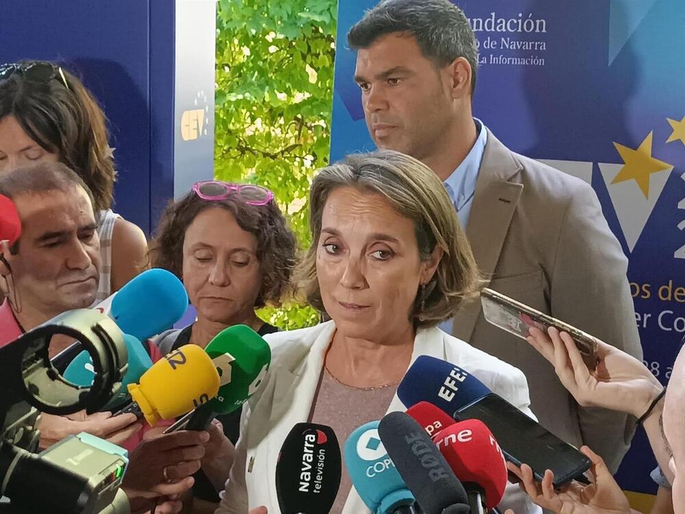 La secretaria general del PP, Cuca Gamarra, atiende a los medios en los Cursos Europeos de Verano en Pamplona