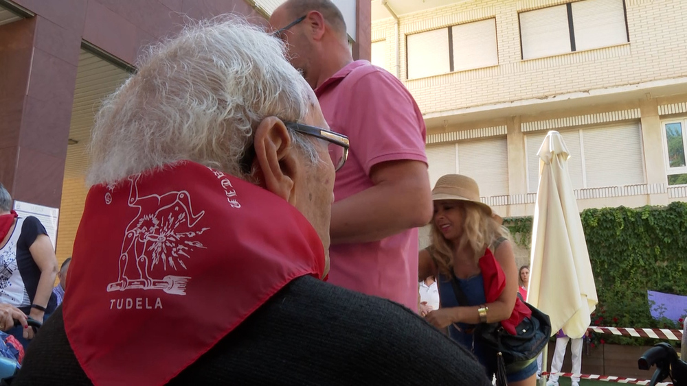 Imágenes desde Tudela de las personas mayores con los pañuelos