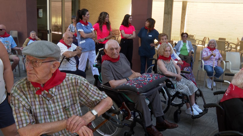 Imágenes desde Tudela de las personas mayores con los pañuelos