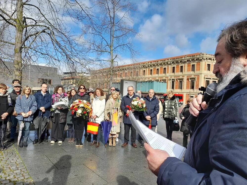 Imagen de la concentración convocada por la Asociación Navarra de Víctimas del Terrorismo de ETA y la Fundación Tomás Caballero con motivo del Día Europeo de las Víctimas del Terrorismo