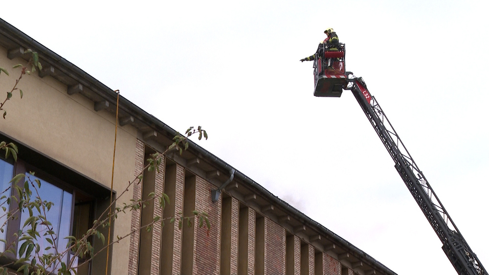 Controlado el incendio del techo de Policía Municipal