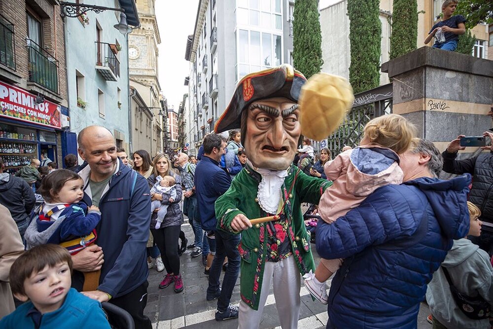 Los gigantes y cabezudos vuelven por San Fermín de Aldapa