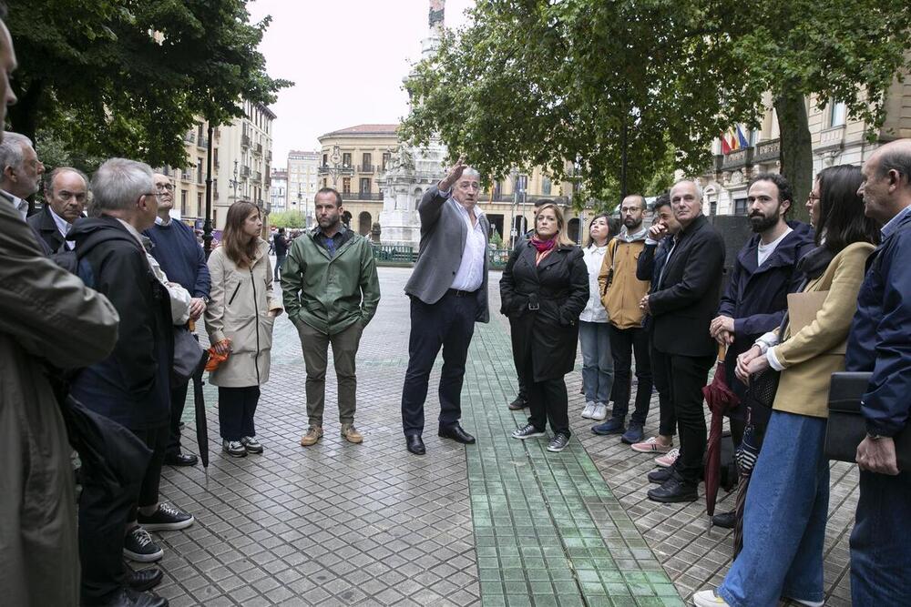 El alcalde de Pamplona, Joseba Asiron, visita el Paseo Sarasate con los equipos redactores seleccionados para la reforma de este espacio