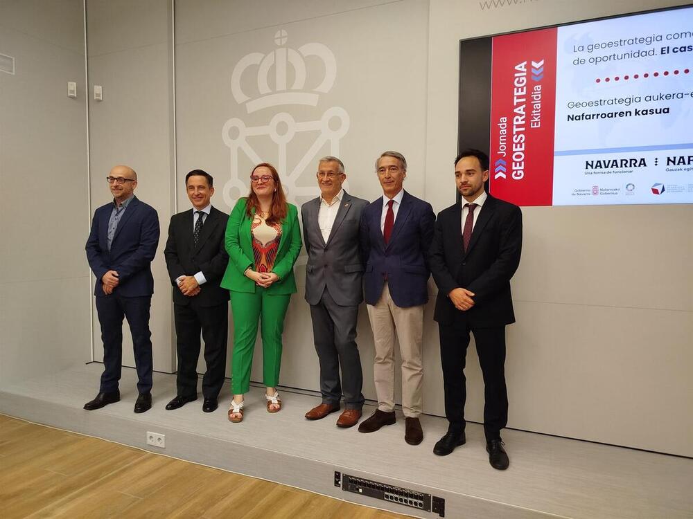 El vicepresidente primero y consejero de Presidencia e Igualdad del Gobierno de Navarra, Félix Taberna, junto a los investigadores del Real Instituto Elcano