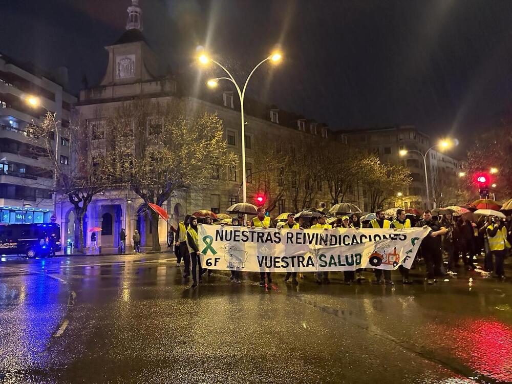 El agua no impide que miles de agricultores recorran las calles de Pamplona