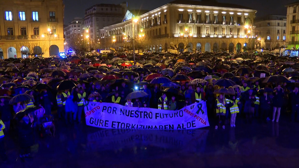 Multitudinaria protesta a pie de los agricultores y ganaderos en Pamplona