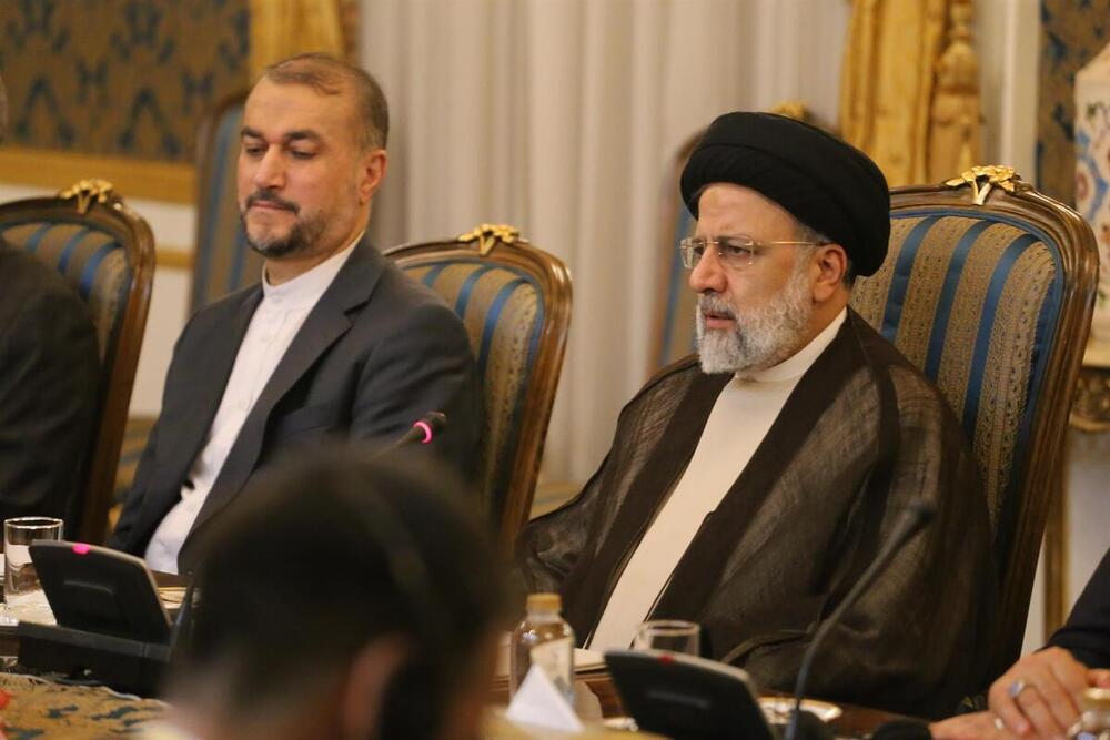 El presidente de Irán, Ebrahim Raisi (d), y el ministro de Exteriores iraní, Hosein Amirabdolahian (i)