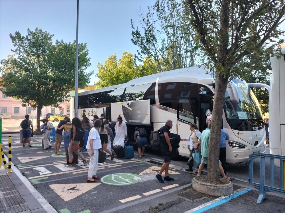 Adif fleta los primeros autobuses entre Pamplona y Tafalla