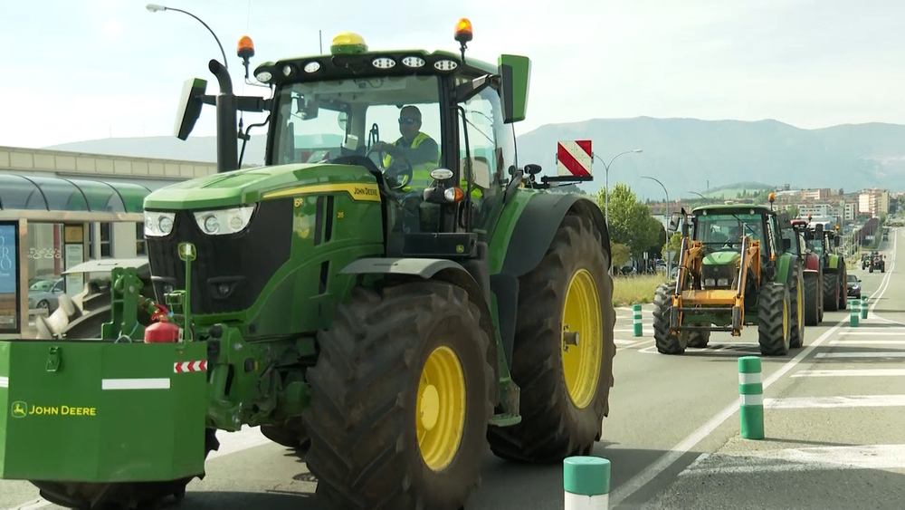 Los tractores saliendo del polígono de Talluntxe