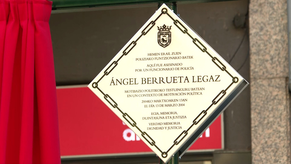 Imagen de la placa en memoria de Ángel Berrueta 