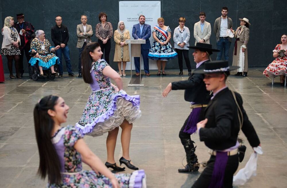 El baile tradicional chileno se cuela en el Parlamento foral