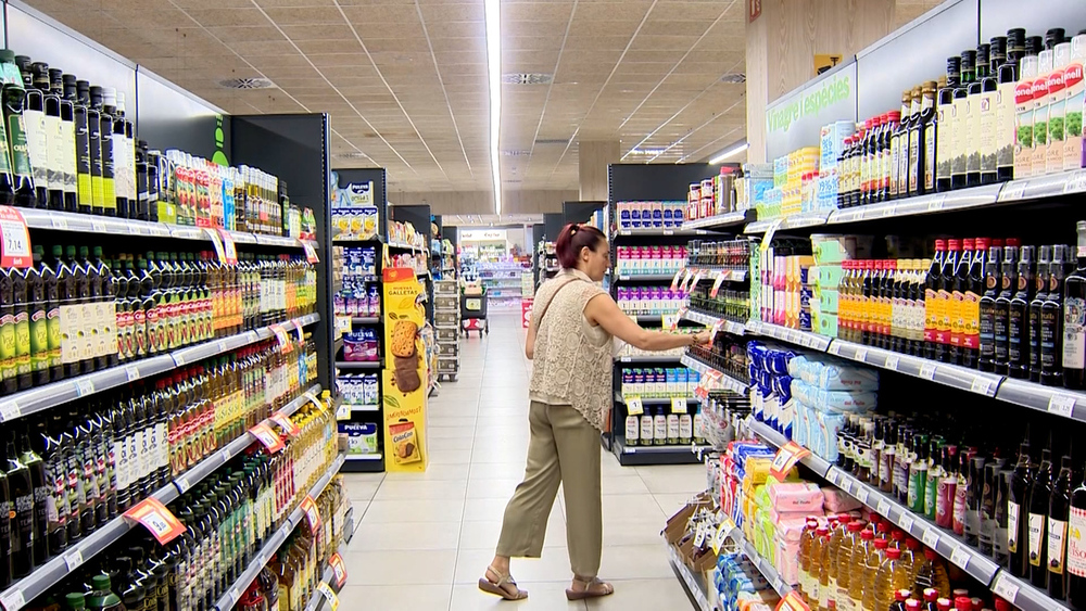 Imagen de una mujer haciendo compra