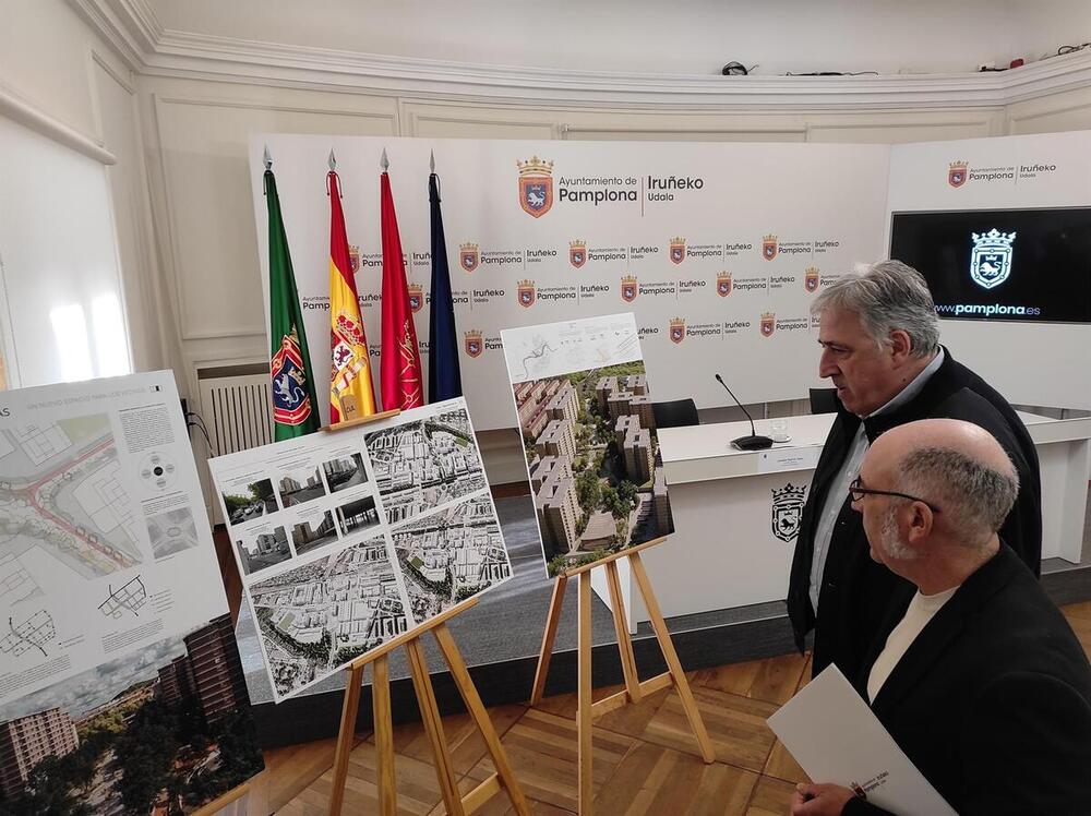 El alcalde de Pamplona, Joseba Asiron, y el concejal Joxe Abaurrea, en la presentación de los proyectos seleccionados para la transformación de San Jorge