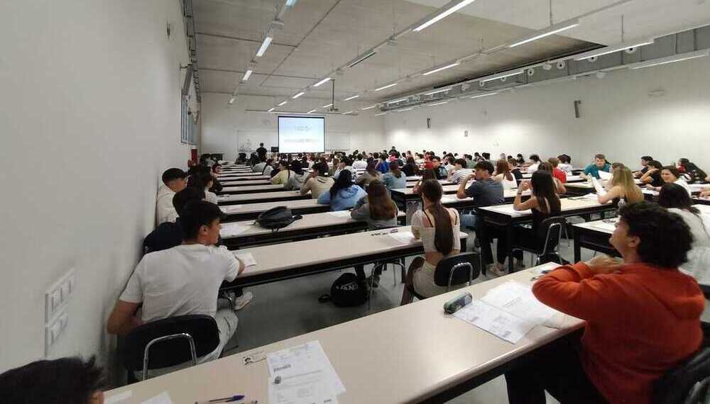 Estudiantes navarros a punto de empezar el primer examen en Tudela