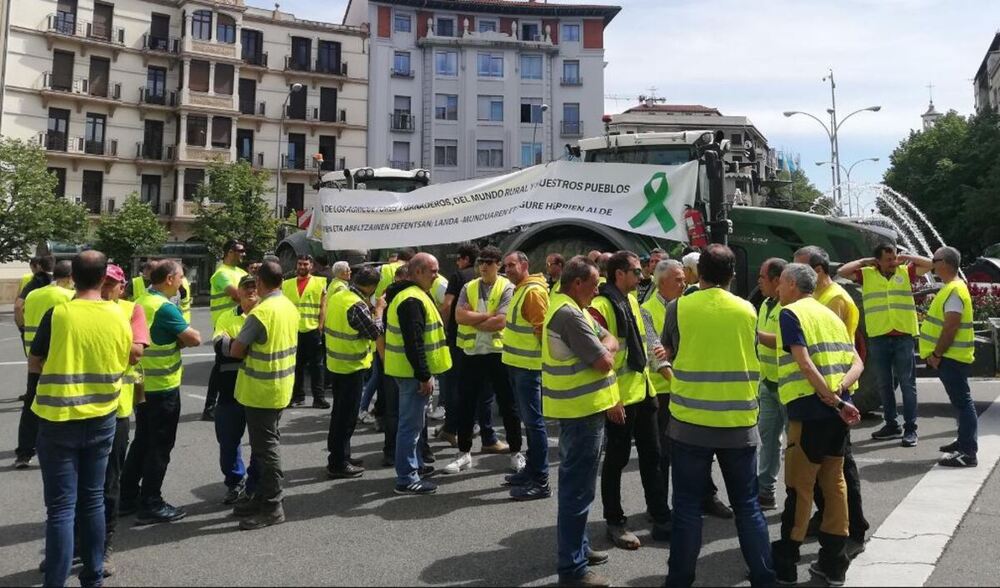 Movilización de agricultores del movimiento 6F en la plaza de Merindades de Pamplona.