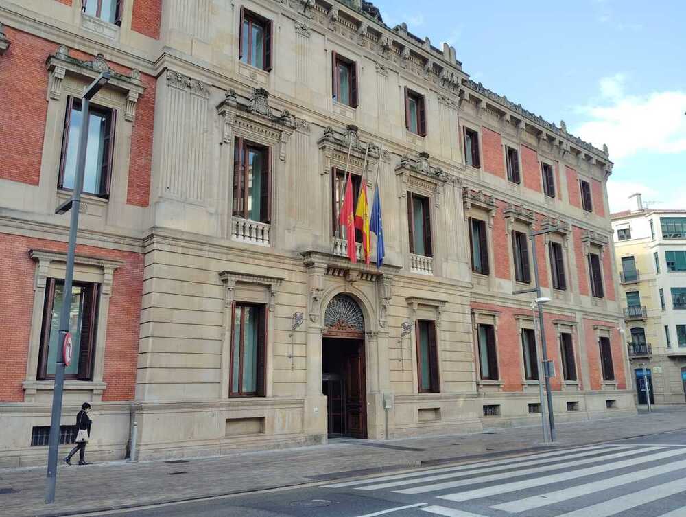 Banderas a media asta en el Parlamento de Navarra