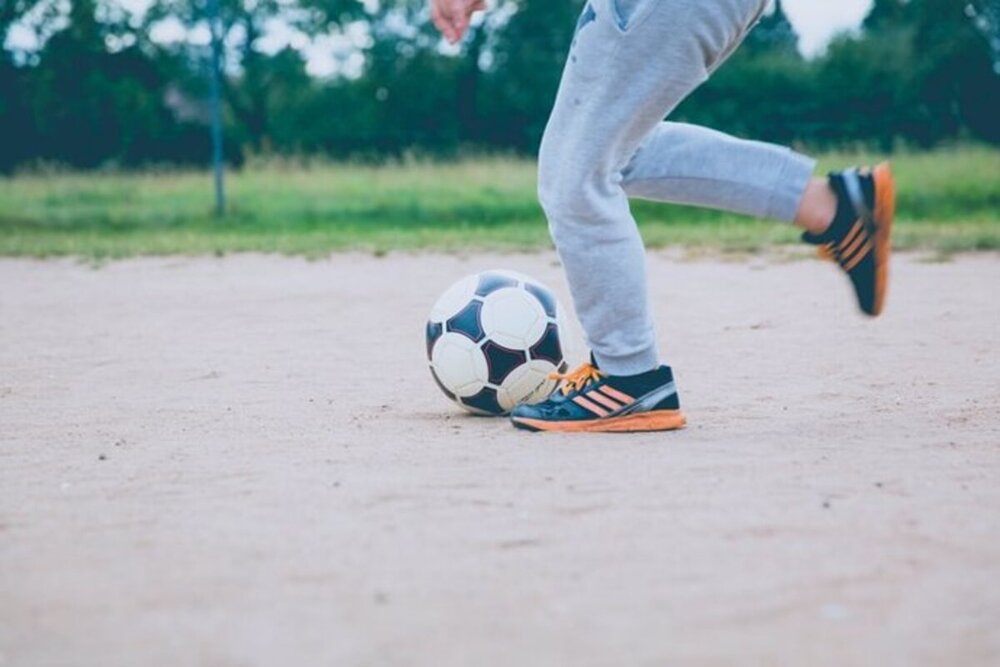 Imagen de archivo de un niño jugando con un balón