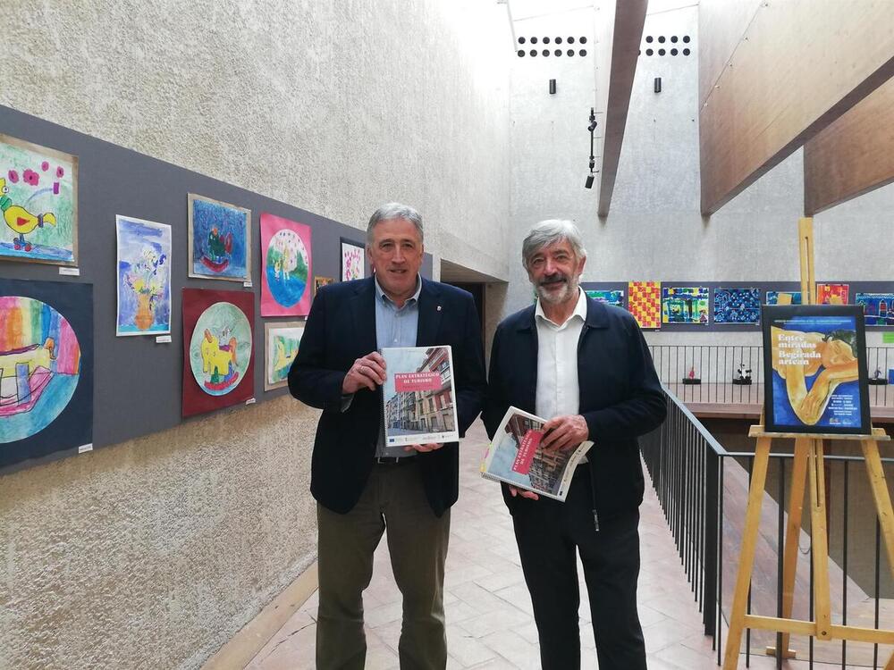 Joseba Asiron y Koldo Martínez con el Plan Estratégico de Turismo de Pamplona 2023 - 2029