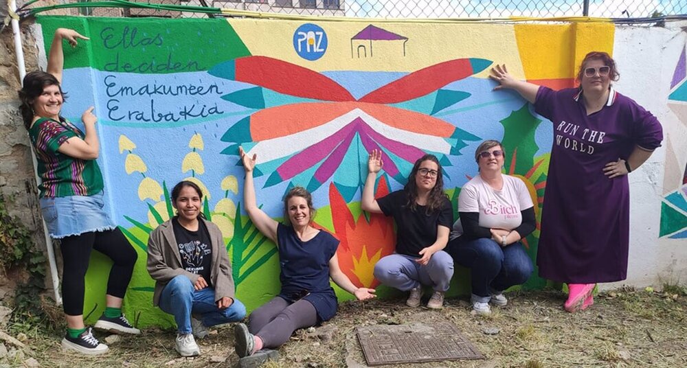 Un mural de casi 4 m2 en solidaridad con las mujeres salvadoreñas y con los colores LGTBi adorna desde esta semana la Casa de las Mujeres