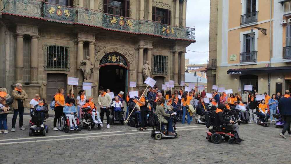 Pamplona, de naranja en el Día de la Esclerosis Múltiple