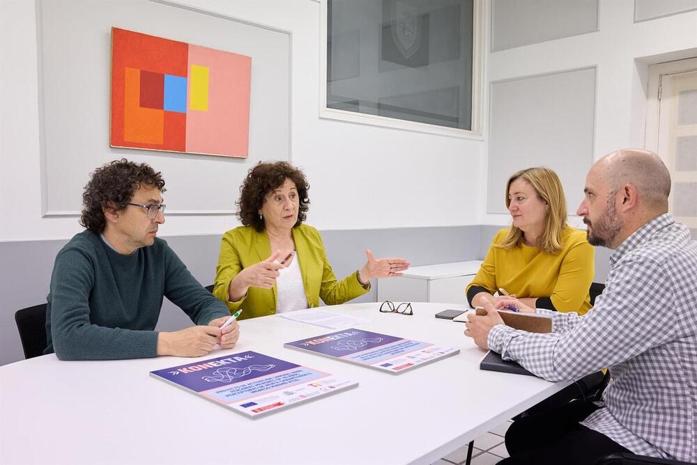 Reunión Entre El Concejal Txema Mauleón Y La Consejera Mari Carmen Maeztu