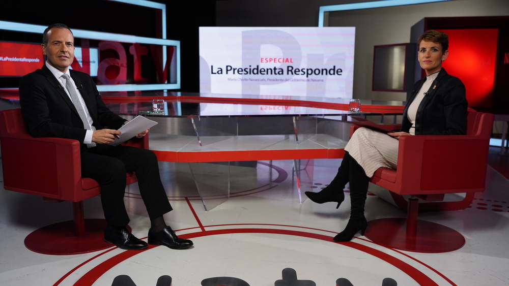 Roberto Cámara junto con la presidenta María Chivite en Navarra Televisión