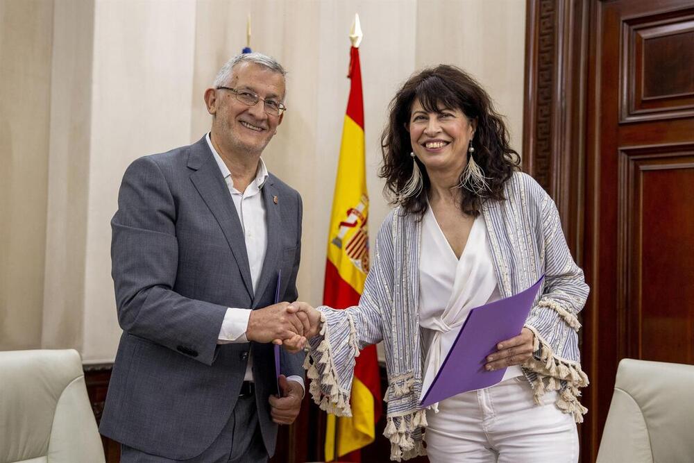 El vicepresidente Félix Taberna y la ministra Ana Redondo, en el encuentro mantenido en la sede del Ministerio de Igualdad