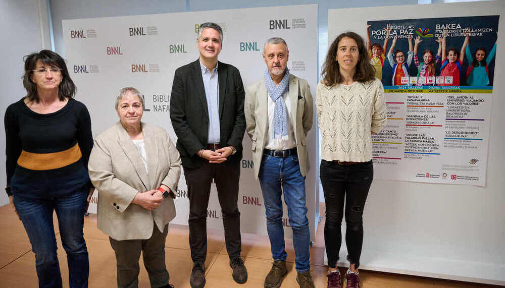 De izda. a dcha., Clara Flamarique, del Servicio de Bibliotecas; Asun Maestro, directora de ese Servicio; Ignacio Apezteguía, director general de Cultura; Martín Zabalza, director general de Memoria y Convivencia; e Irati Goicoechea, directora del Se