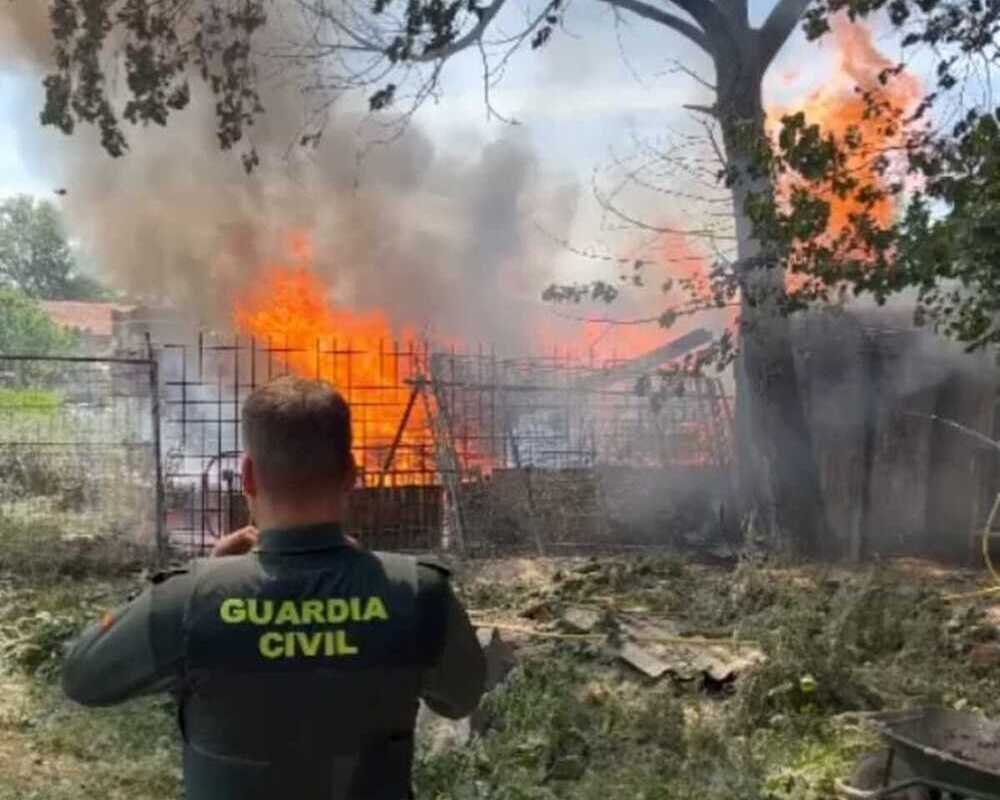 Guardia Civil atiende e investiga el incendio de restos de obra y casetas animales en Marcilla 