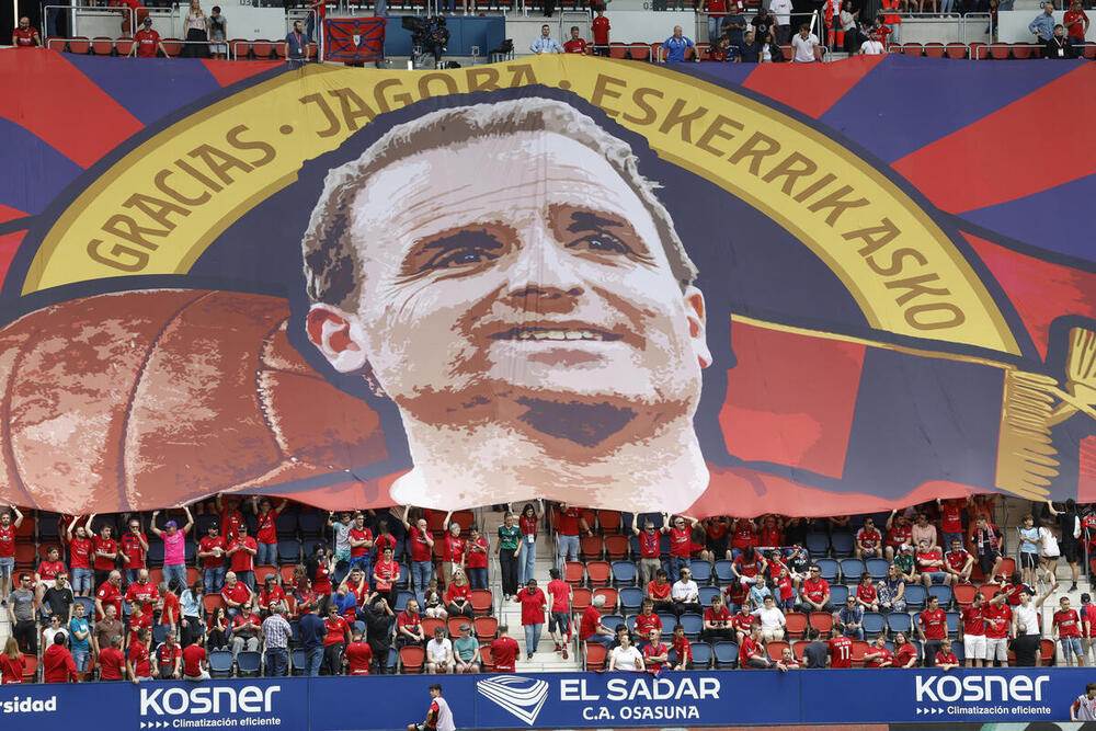 Un gran tifo homenajea a Arrasate en su despedida de Osasuna