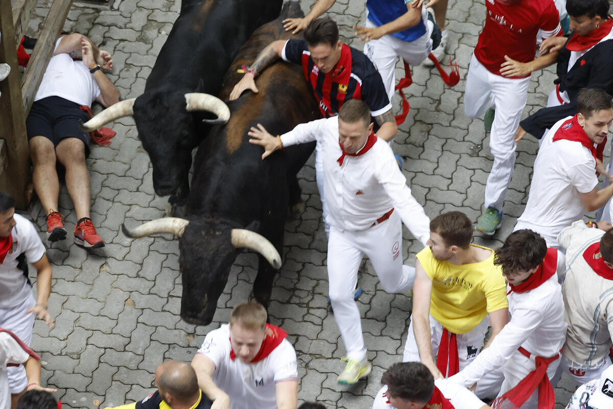 Tercer encierro de San Fermín con los Victoriano del Río  / EFE