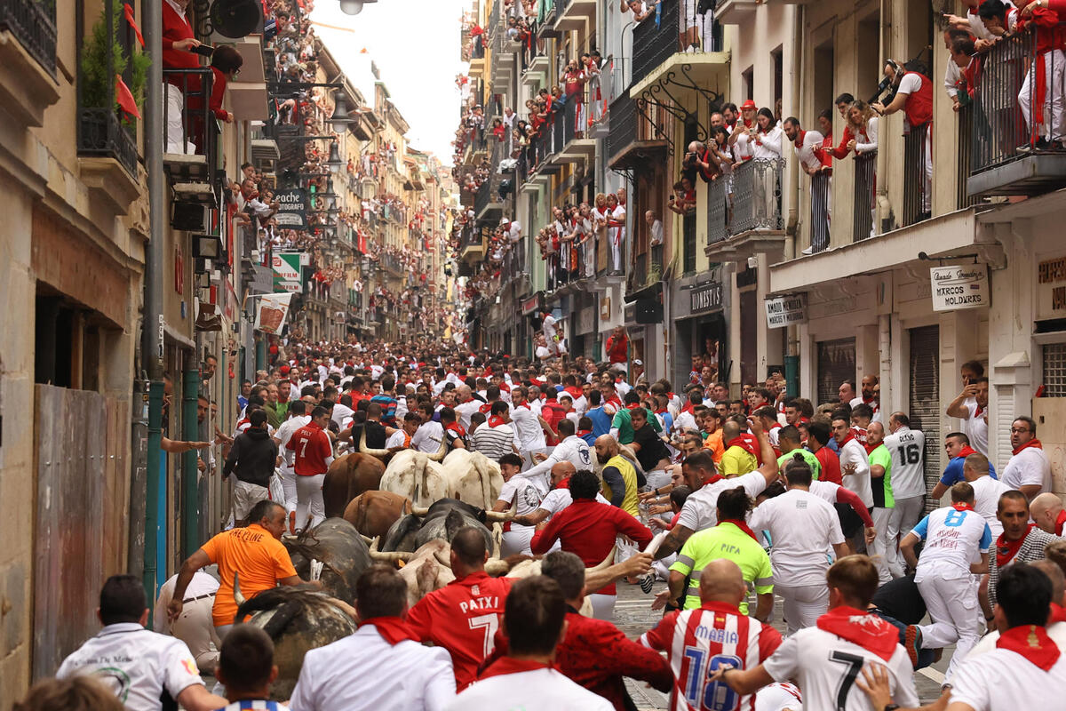 Los toros de la mítica ganadería de Miura cierran los encierros de los Sanfermines  / EFE