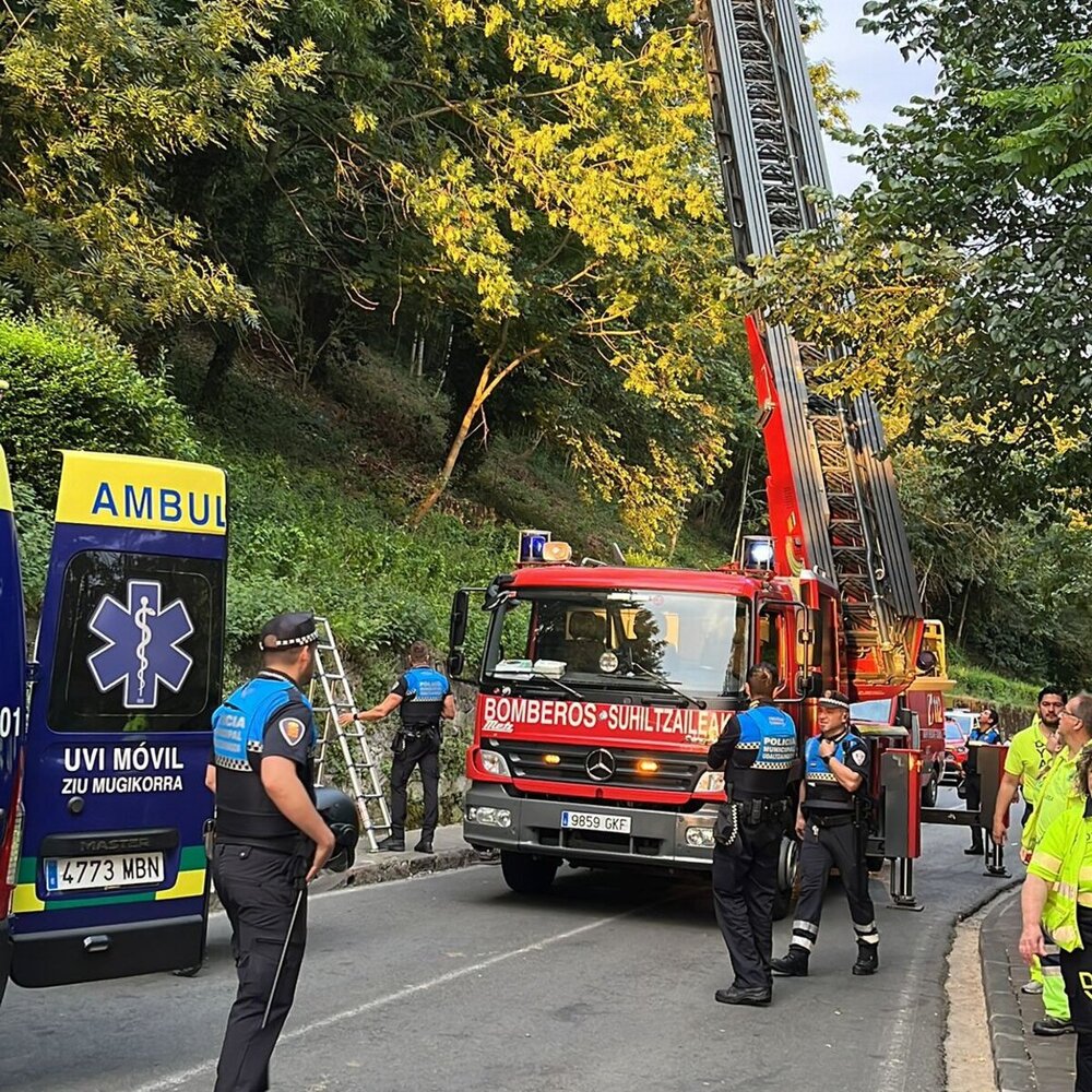 La Policía Municipal y los Bomberos de Navarra acuden al lugar del incidente 